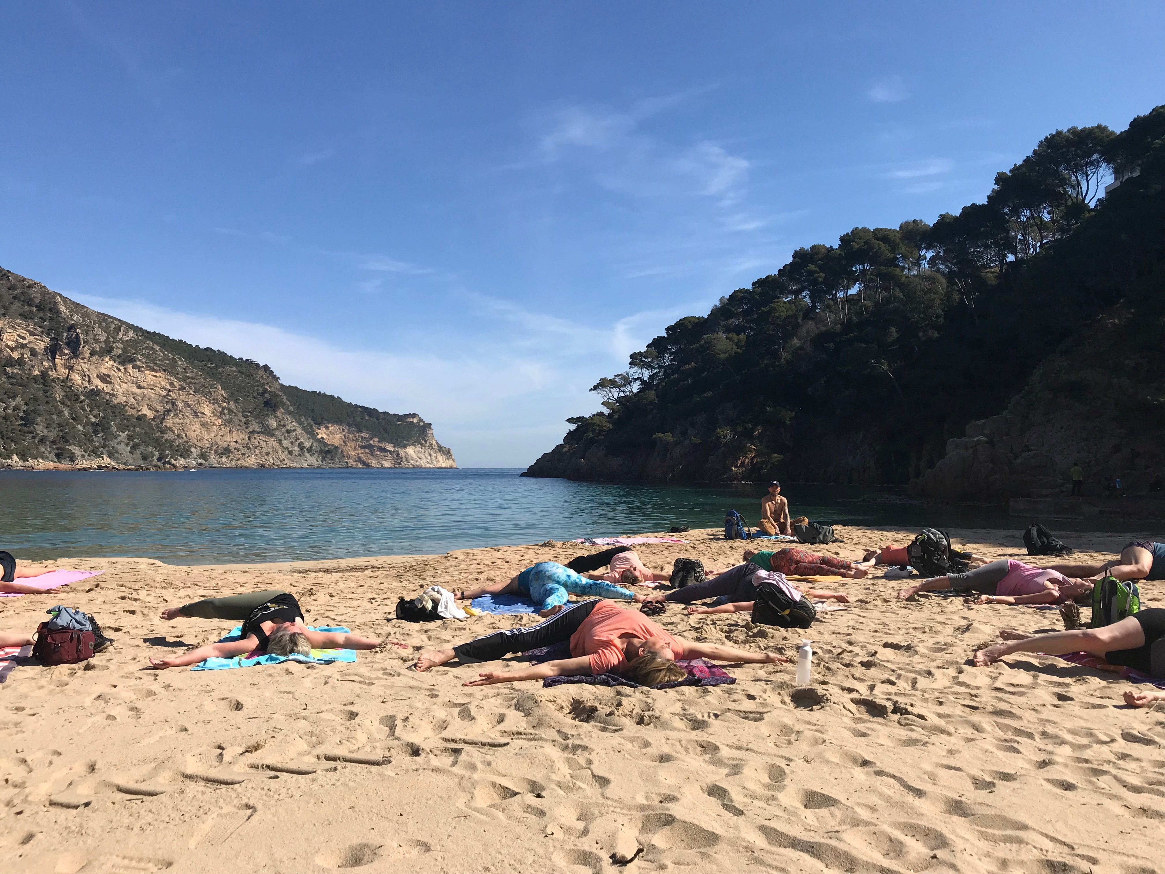 yoga op het strand retraite Spanje